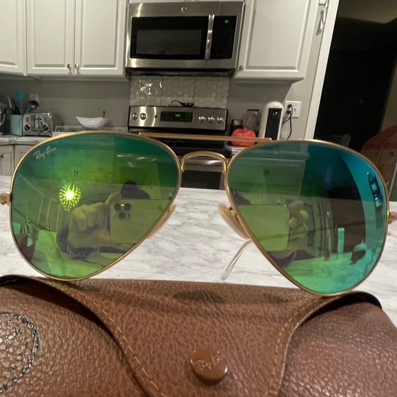 Ray-Ban Sunglasses, RB3025 AVIATOR MIRROR
Color:Gold Matte, Green Mirror - Picture 2 of 7